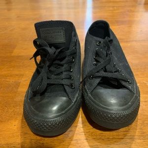 Black Converse AllStar low top sneakers! 🖤 8 1/2.